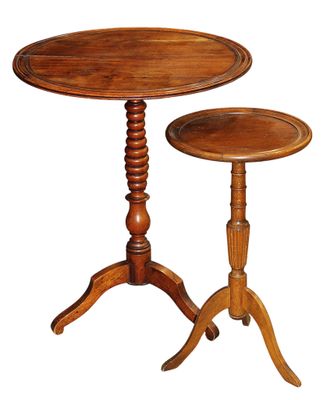 une paire de deux tables avec des pieds en bois sur fond blanc