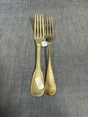 une paire de fourchettes et de cuillères anciennes en argent, munies d'étiquettes