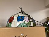 une lampe posée sur une boîte