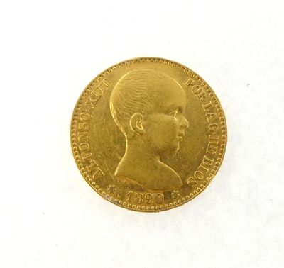 gros plan d'une pièce d'or sur une surface blanche