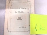 un vieux livre posé sur une table, à côté d'un post-it jaune