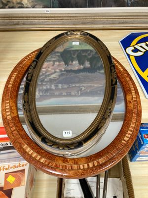 un miroir posé sur une table près d'une fenêtre