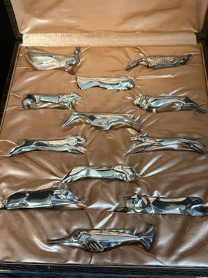 une valise contenant tout un tas de poissons argentés
