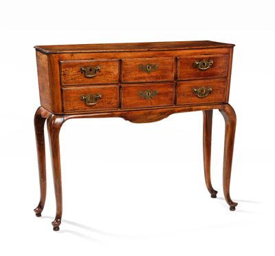 COMMODE SAUTEUSE ANGLAISE rectangulaire en noyer, la façade …