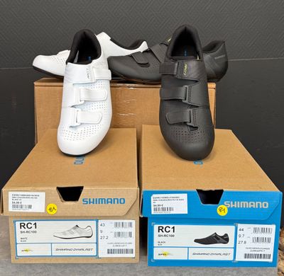 deux paires de chaussures posées sur des cartons