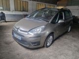 une voiture argentée garée sur un parking dans un garage