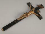 une croix en bois sur laquelle est fixé un crucifix
