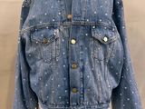 un gros plan sur un mannequin portant une veste en jean