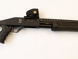 un pistolet jouet posé sur une surface blanche