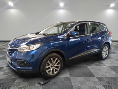 un 4x4 bleu garé dans un garage au sol en damier