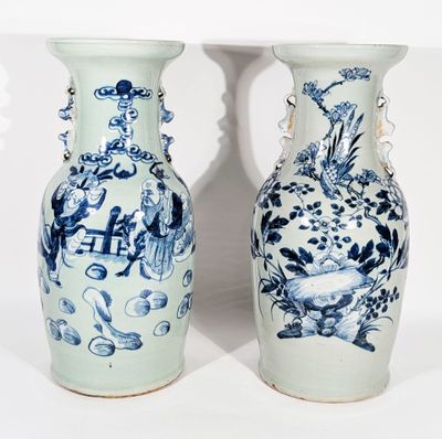DEUX VASES en grès émaillé à décor bleu et blanc de personna…