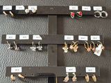 Plusieurs paires de boucles d'oreilles sont exposées sur un présentoir posé sur une table.