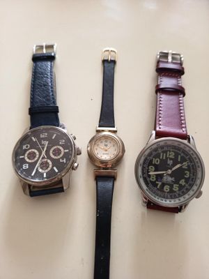 trois montres différentes sont alignées sur une surface blanche