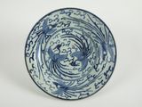 assiette bleue et blanche ornée de deux oiseaux dans un motif en spirale