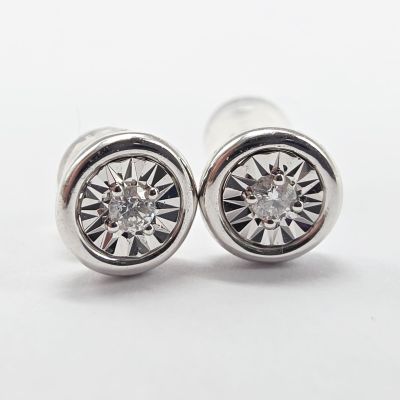 une image représentant une paire de boucles d'oreilles en diamant sur fond blanc