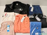 plusieurs paires de vêtements masculins sont disposées sur une table