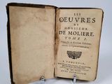 un livre ouvert sur lequel figure l'image d'un arbre