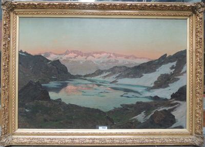 une peinture représentant une chaîne de montagnes avec un lac au premier plan