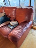 Deux canapés l'un en cuir terracota, l'autre en tissu beige (photo 4)
