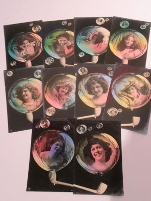 plusieurs autocollants représentant des femmes dans des bulles
