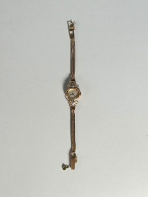 une horloge accrochée au mur à côté d'une clé