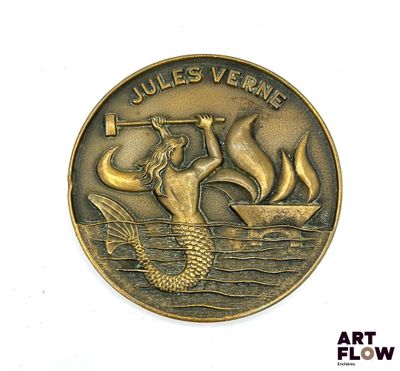 une pièce de bronze sur laquelle figurent une sirène et un dauphin