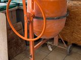 une borne d'incendie orange posée sur un chariot au milieu d'une pièce