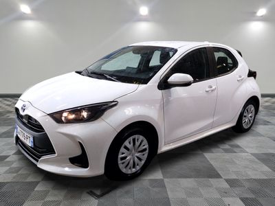 la toyota yaris blanche est garée sur un carrelage à carreaux