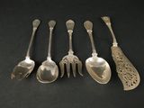 six cuillères en argent et une fourchette posées sur un fond noir