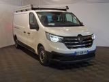 une camionnette blanche garée à l'intérieur d'un bâtiment