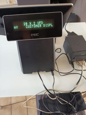 une horloge posée sur une table
