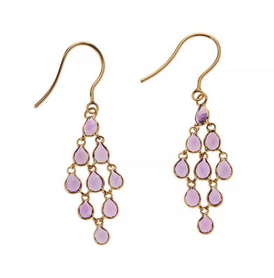 une paire de boucles d'oreilles ornées de pierres violettes