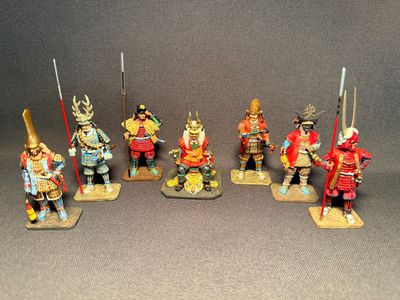 sept figurines représentant différents types de soldats sont exposées