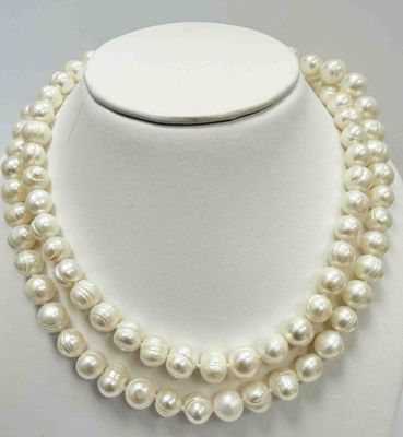 gros plan d'un collier de perles sur un mannequin