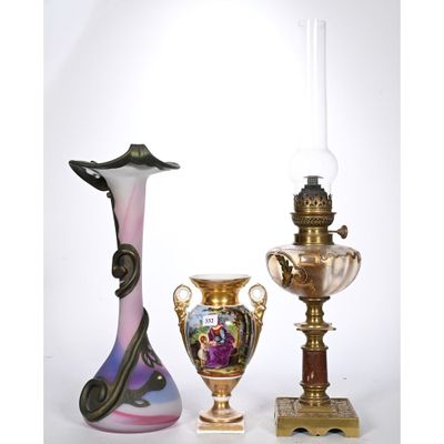 trois vases et une lampe posés sur une table