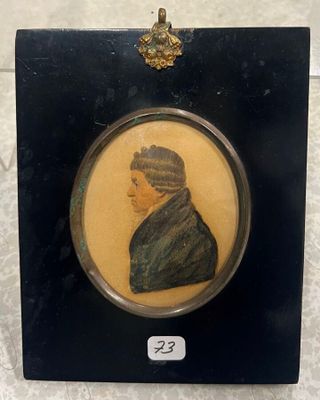 une vieille photo d'un homme en costume noir, coiffé d'un chapeau