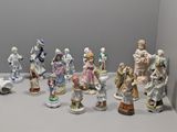de nombreuses figurines posées sur une table