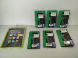 six téléphones portables différents dans le paquet posé sur la table