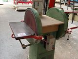 une machine qui se trouve dans un garage