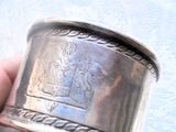 une personne tenant une bague en argent ornée d'un motif