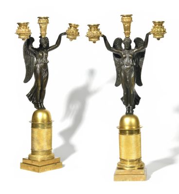 paire de figurines d'anges en bronze ancien sur socles