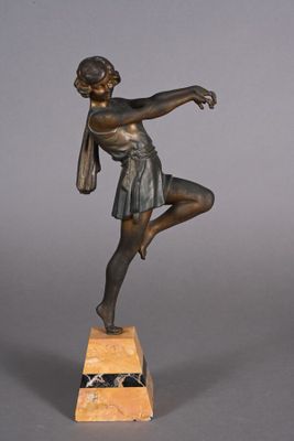 statue en bronze représentant une femme tenant une raquette de tennis, posée sur un socle en marbre