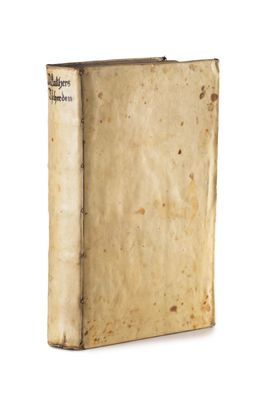 un vieux livre posé sur une table à côté d'un fond blanc