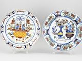 paire d'assiettes bleues et blanches ornées de fleurs et d'oiseaux
