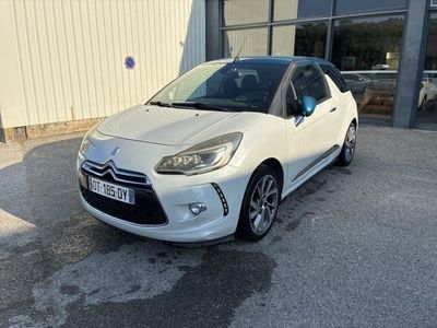 une citrole blanche garée devant un immeuble