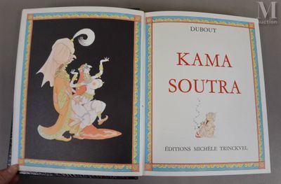 quelqu'un tient un livre sur lequel figure l'image d'un dragon