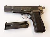 un pistolet et un chargeur posés sur une surface blanche
