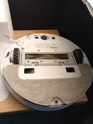 un robot posé sur un bureau