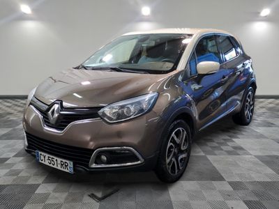 L'avant d'une voiture marron est garé sur un sol à damier.