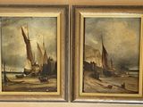 deux tableaux représentant des bateaux sur une plage, avec un bâtiment en arrière-plan